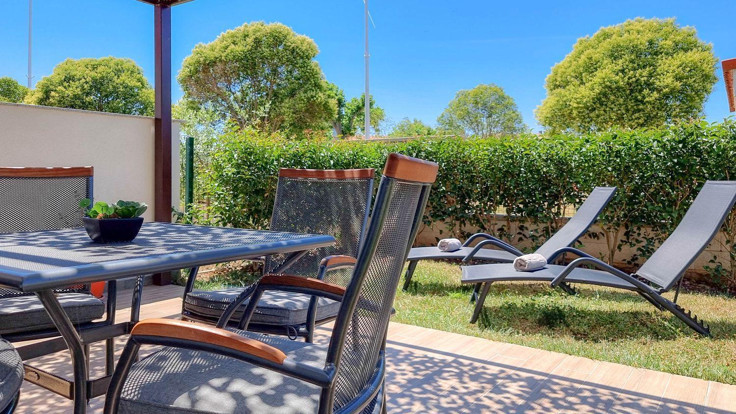 Apartment Strandnahes Mit Meerblick, Mediterranem Garten, Liegen, Waschmaschine